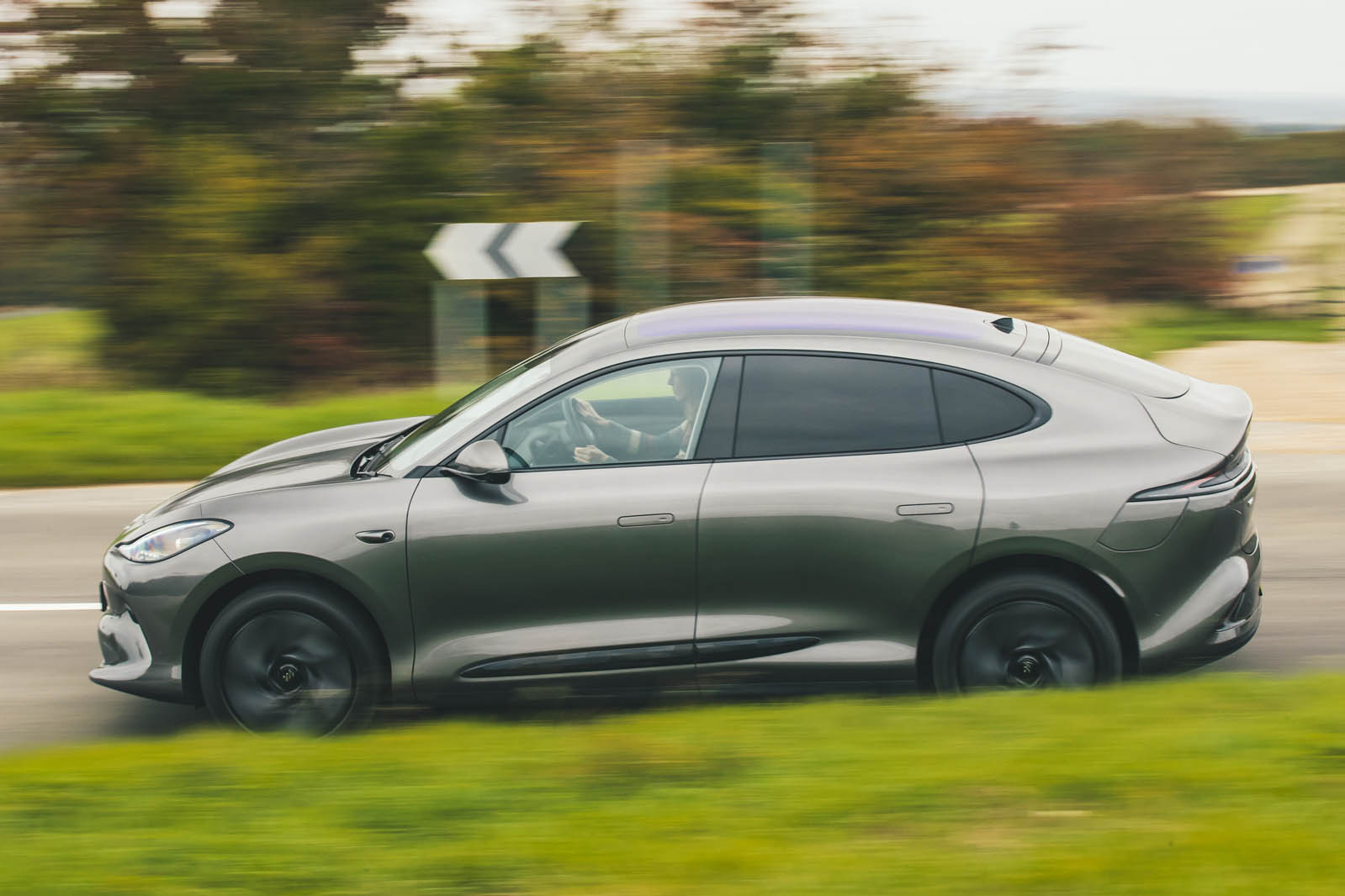 نمای جانبی ام جی IM6 2025