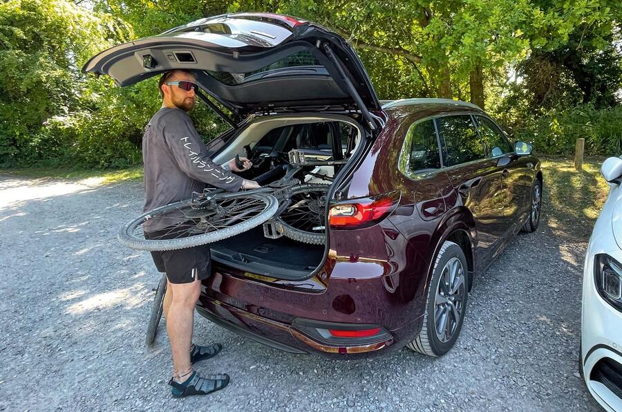 بارگیری دوچرخه در صندوق مزدا CX-80