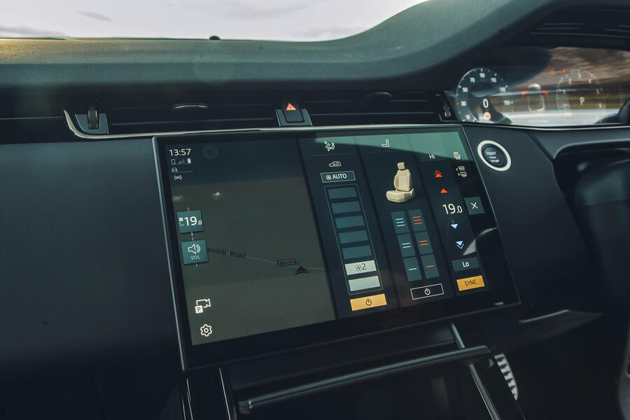 تنظیمات تهویه در رنج روور اووک ۲۰۲۴ کنترل اقلیم از طریق صفحه لمسی در اووک