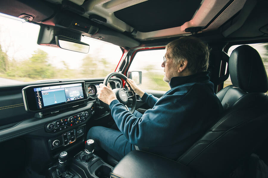 قلب تپنده جیپ رنگلر صحرا موتور ۲.۰ لیتری توربو جیپ رنگلر در حال کار