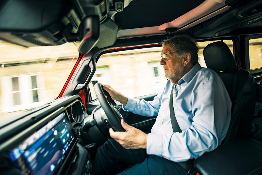 قدرت و استحکام رنگلر در زمینهای ناهموار جیپ رنگلر در حال حرکت قدرتمند در مسیر آفرود