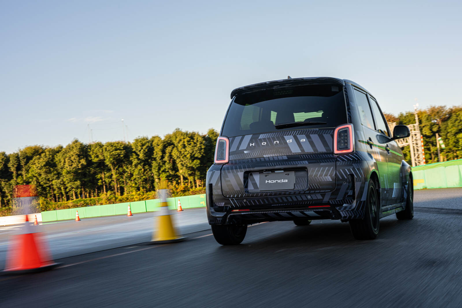 نمای جلو و گلگیرهای پف کرده سوپر ان