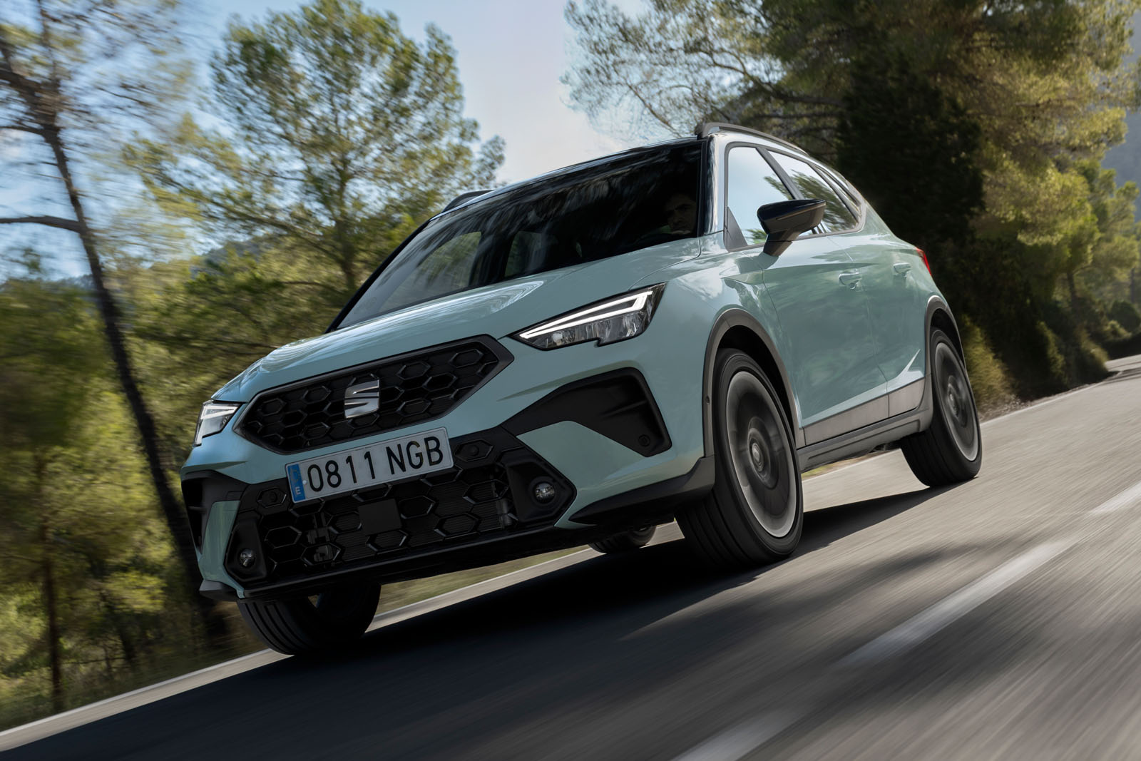 سئات آرونا 2025 در حال حرکت از زاویه پایین