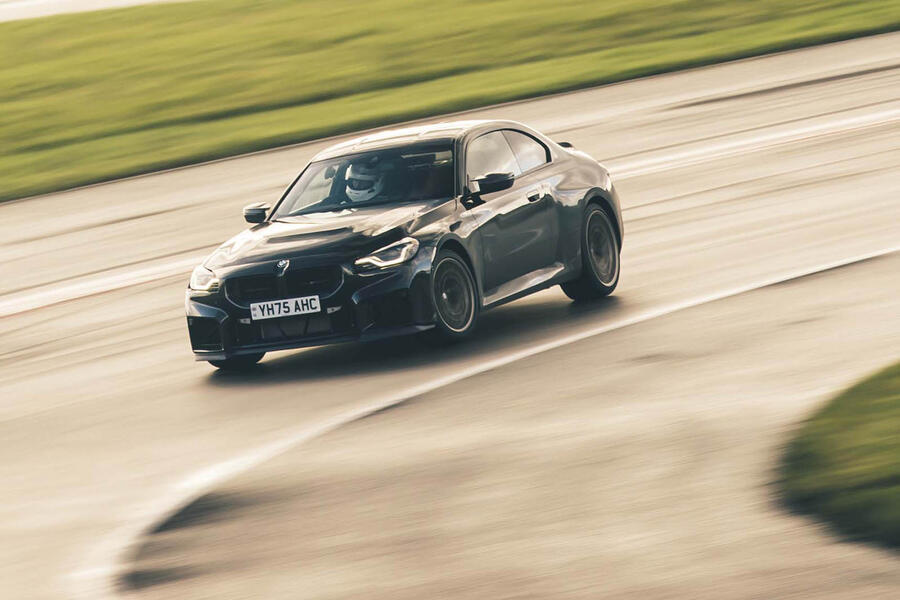 بی ام و M2 CS در جاده کوهستانی