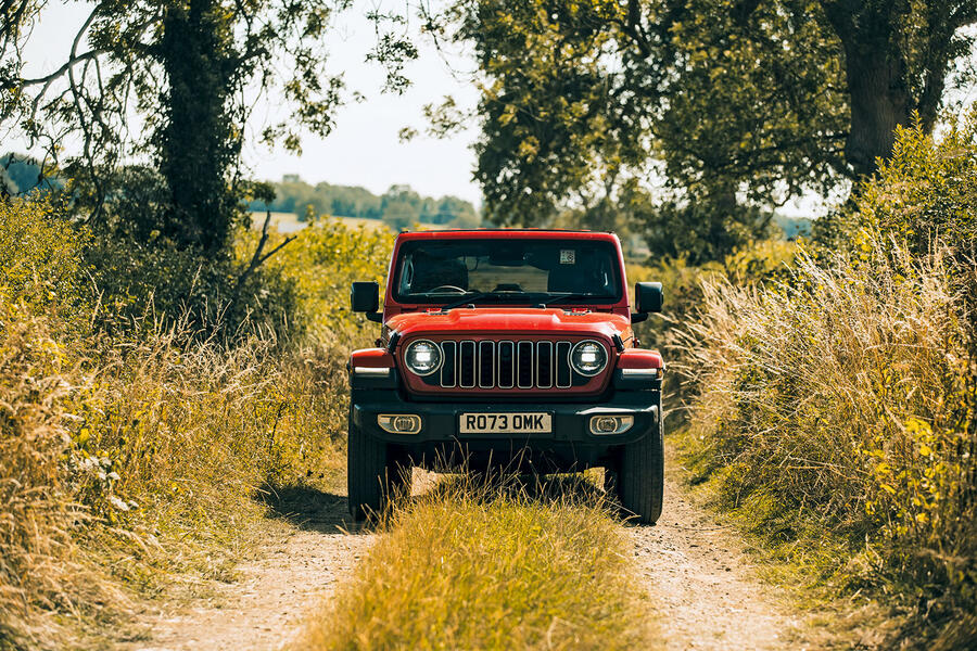 رنگلر در پارکینگهای شهری جیپ رنگلر در حال پارک در فضای تنگ شهری