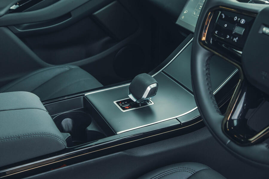 تغییرات کنسول مرکزی در فیسلیفت جدید کنسول مرکزی سادهشده رنج روور اووک ۲۰۲۴