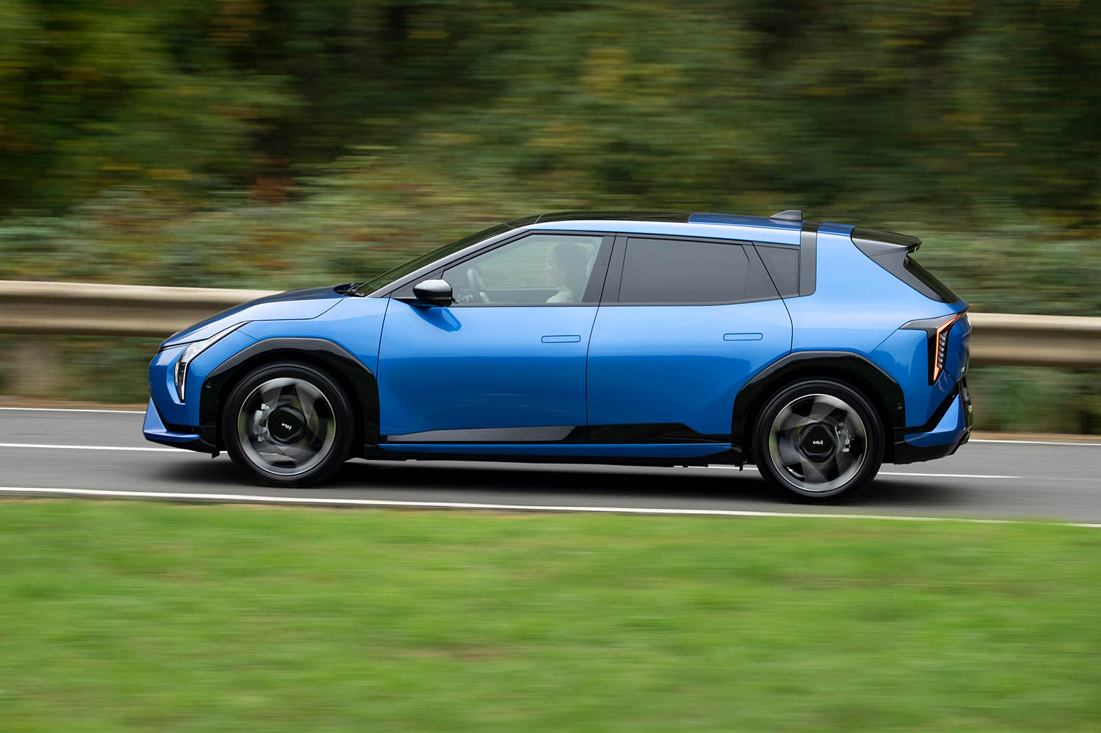 نمای جانبی کیا EV4 با خطوط تیز