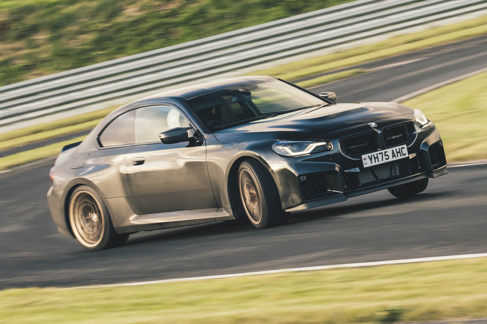 نمای سه رخ بی ام و M2 CS در حال حرکت