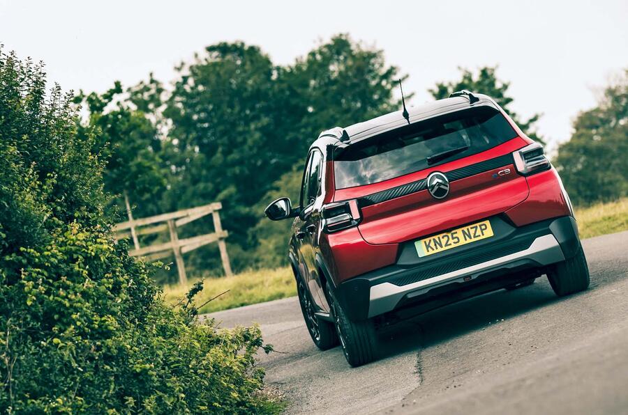 کابین سیتروئن e-C3 با فرمان مستطیلی