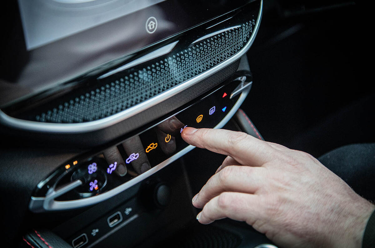 نمای عقب مکسوس T90EV با بار