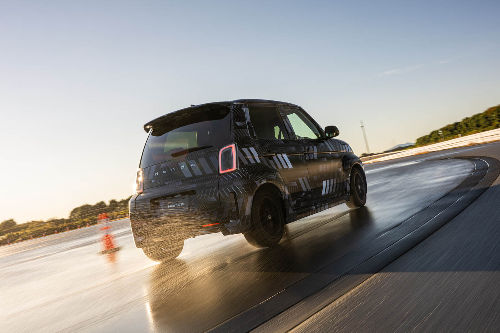 هوندا سوپر ان در پیست با حالت بوست