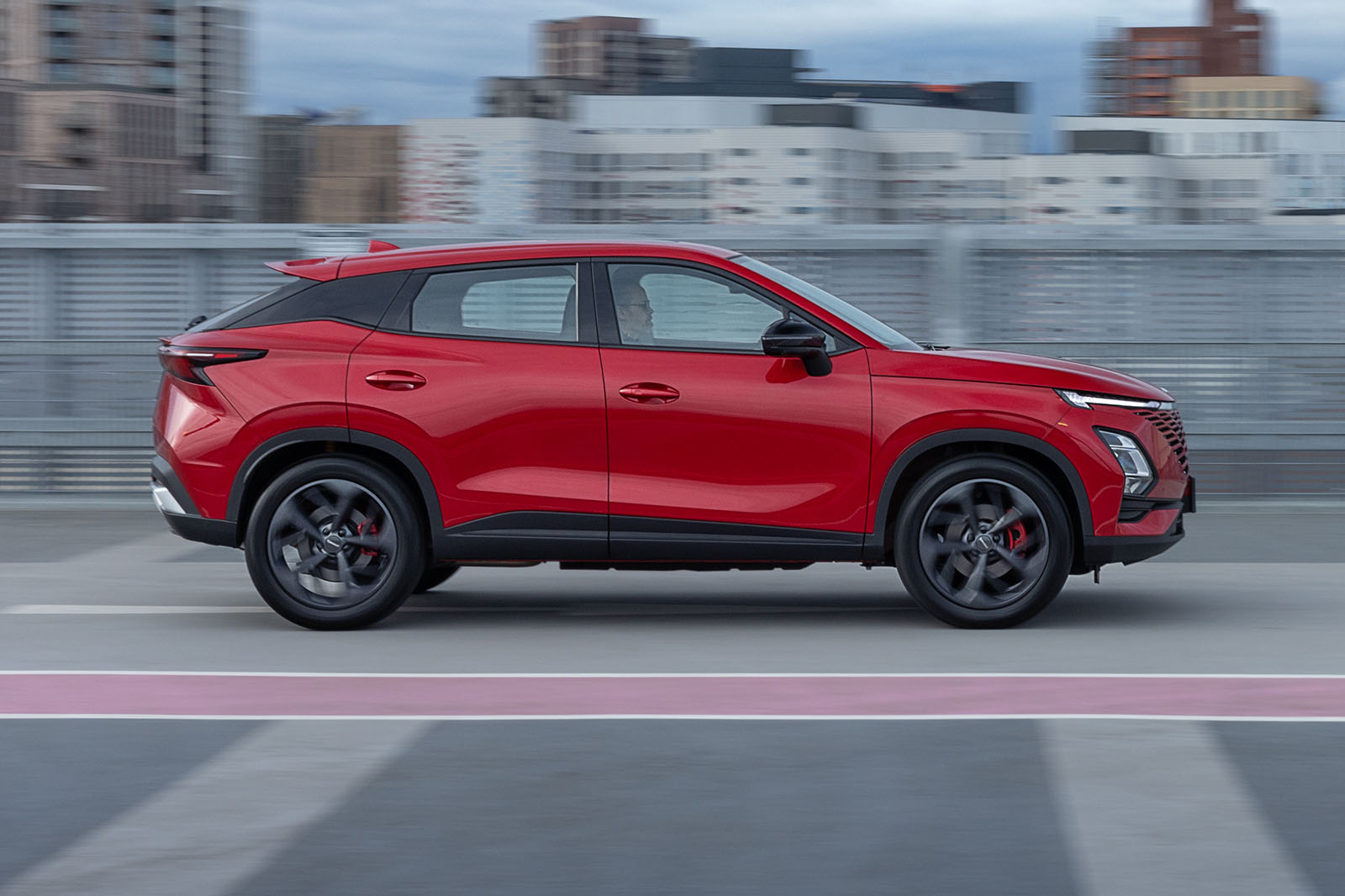 نمای کناری اومودا ۵ در حال حرکت سریع