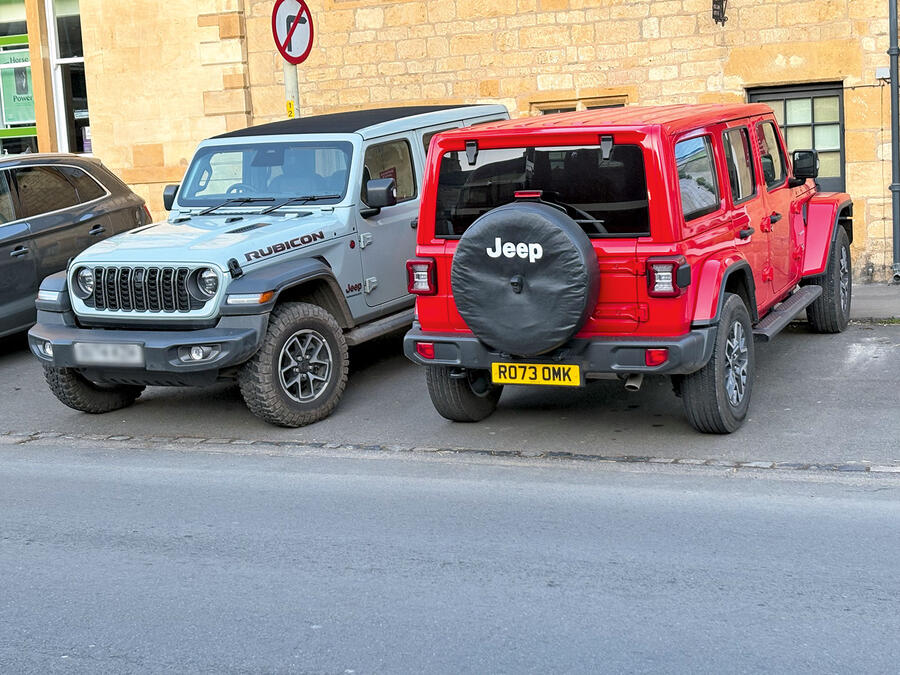 رنگلر در مسیرهای سبز و طبیعی جیپ رنگلر قرمز در حال عبور از مسیر سبز جنگلی