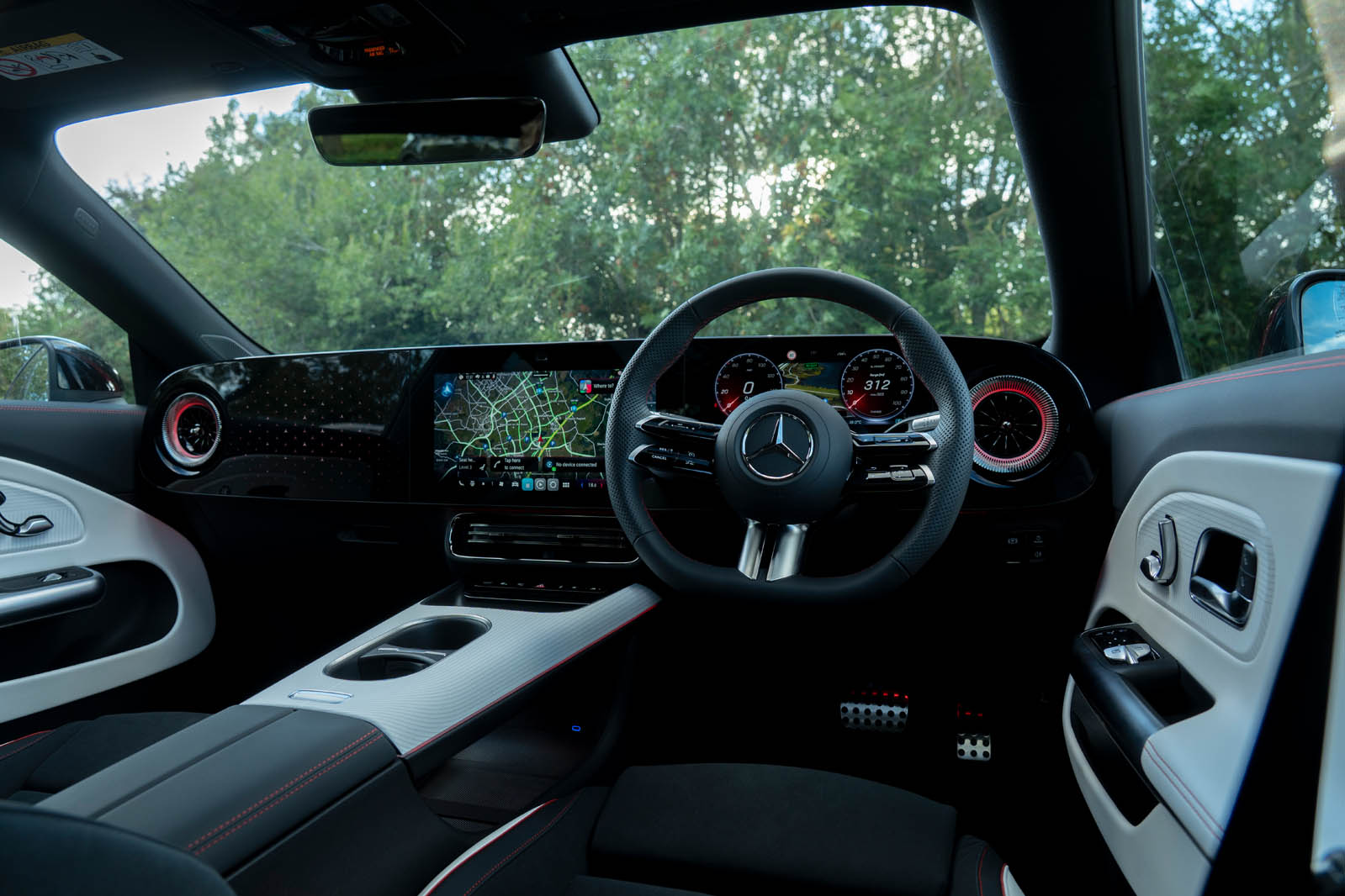 کابین مدرن و صفحه نمایش عریض CLA الکتریکی