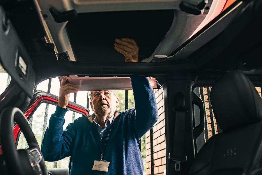 رنگلر کاملاً باز و آماده ماجراجویی جیپ رنگلر صحرا بدون سقف و درها