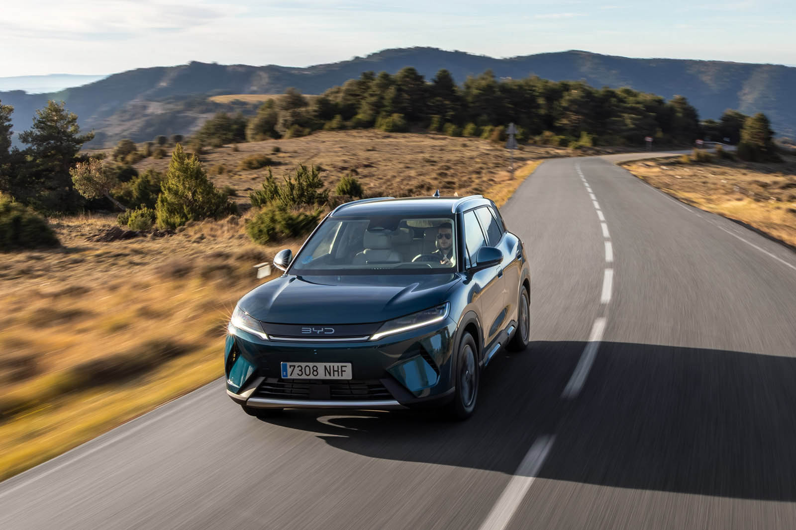 BYD آتو ۲ DM-i در حال حرکت سریع در جاده کوهستانی