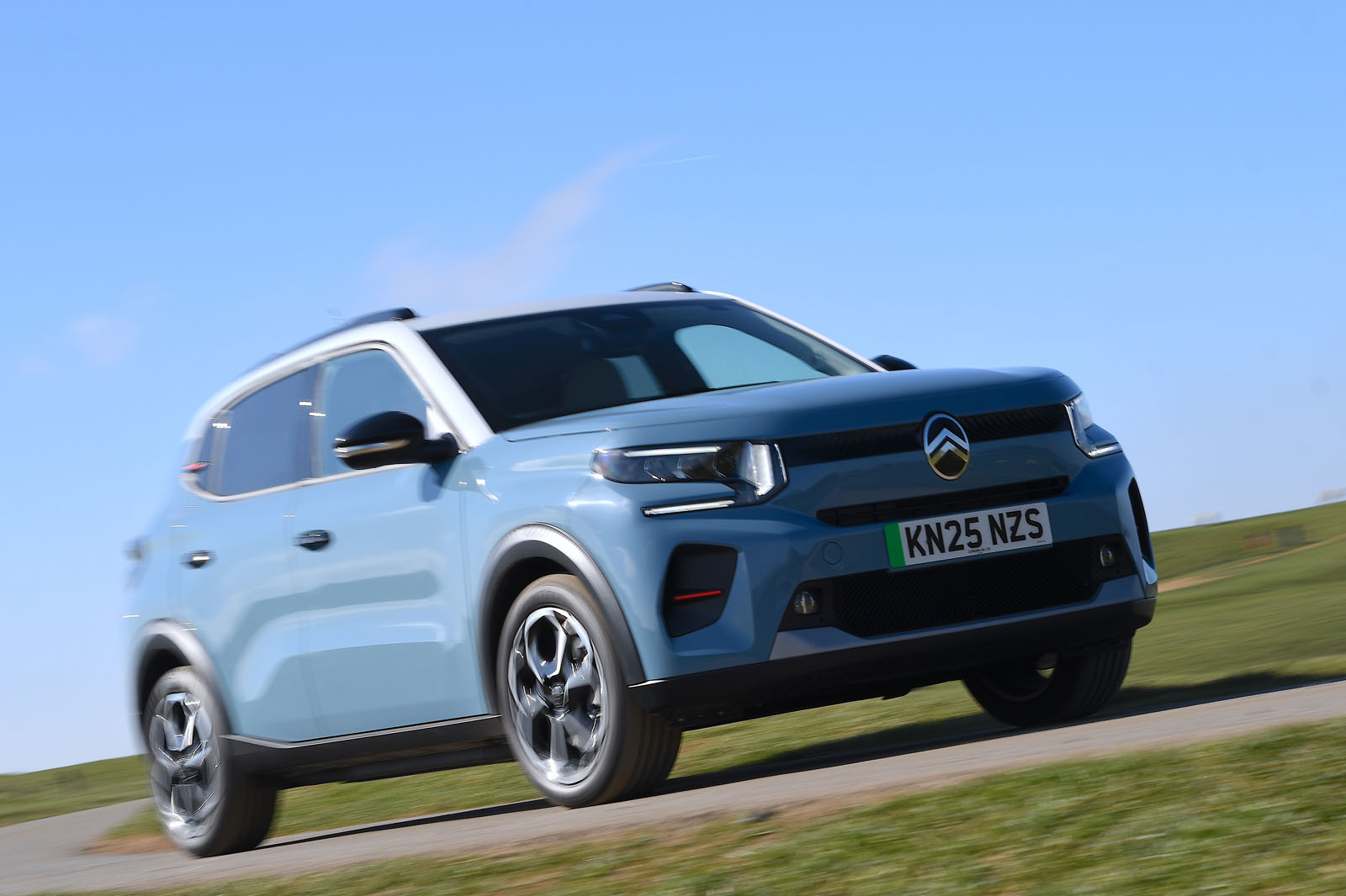 نمای جلو سیتروئن e-C3 در حال حرکت با افکت محو