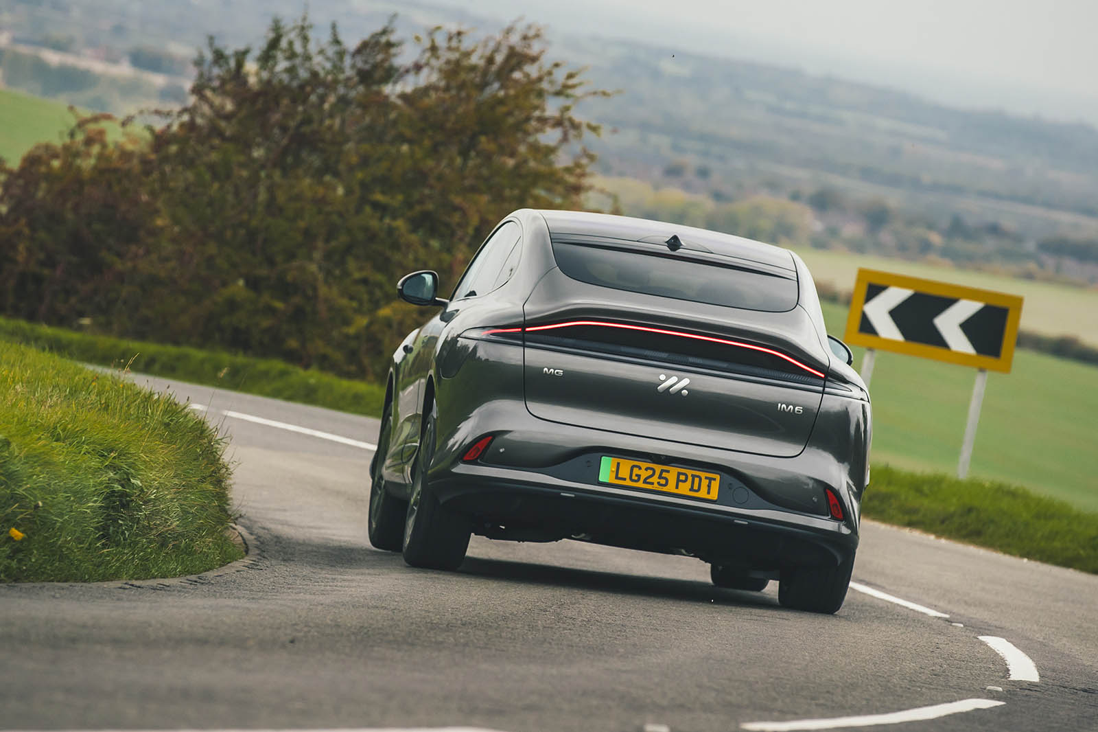 ام جی IM6 در پیچ جاده