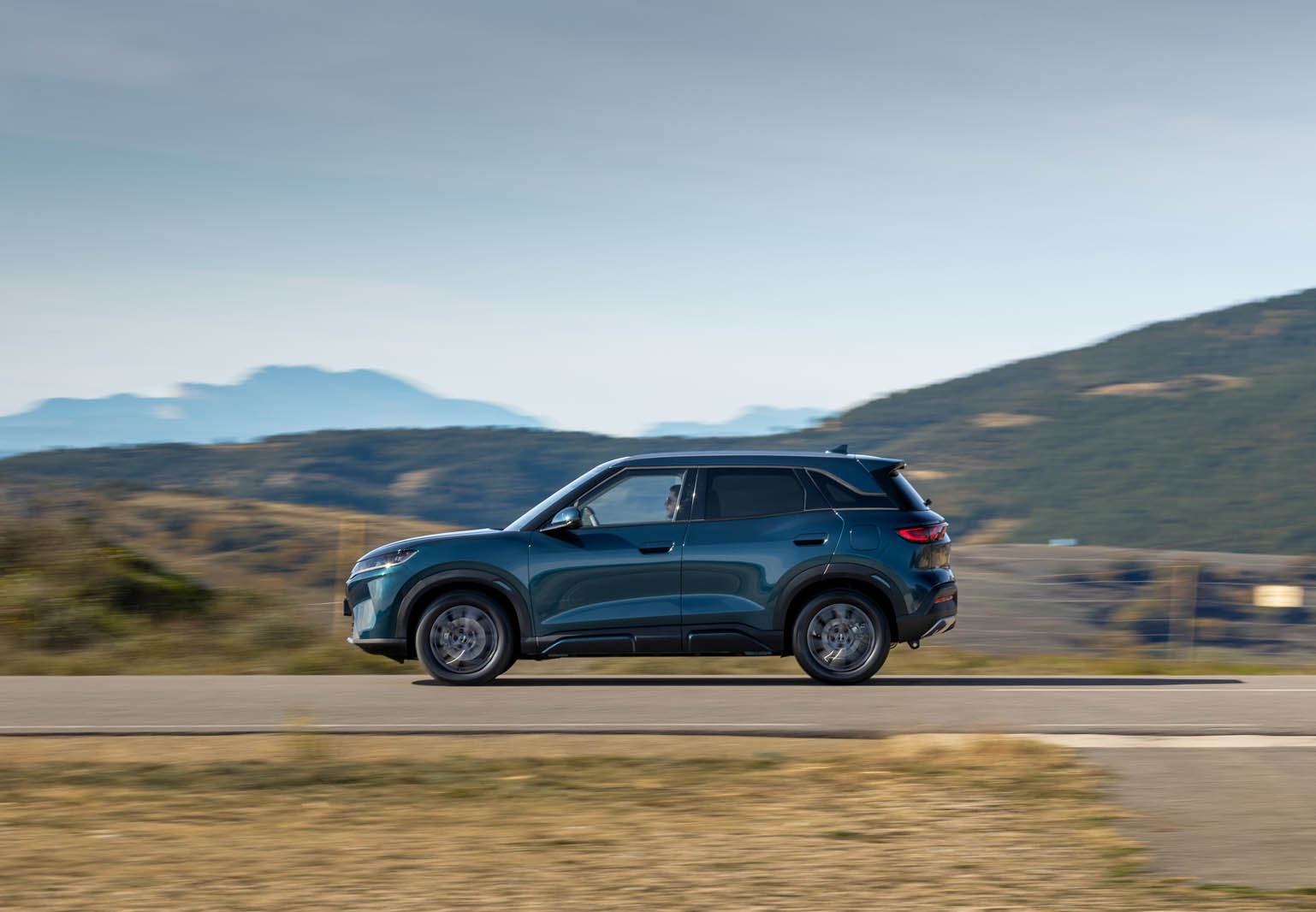 نمای جانبی کامل BYD آتو ۲ DM-i ۲۰۲۵ با رنگ آبی روشن