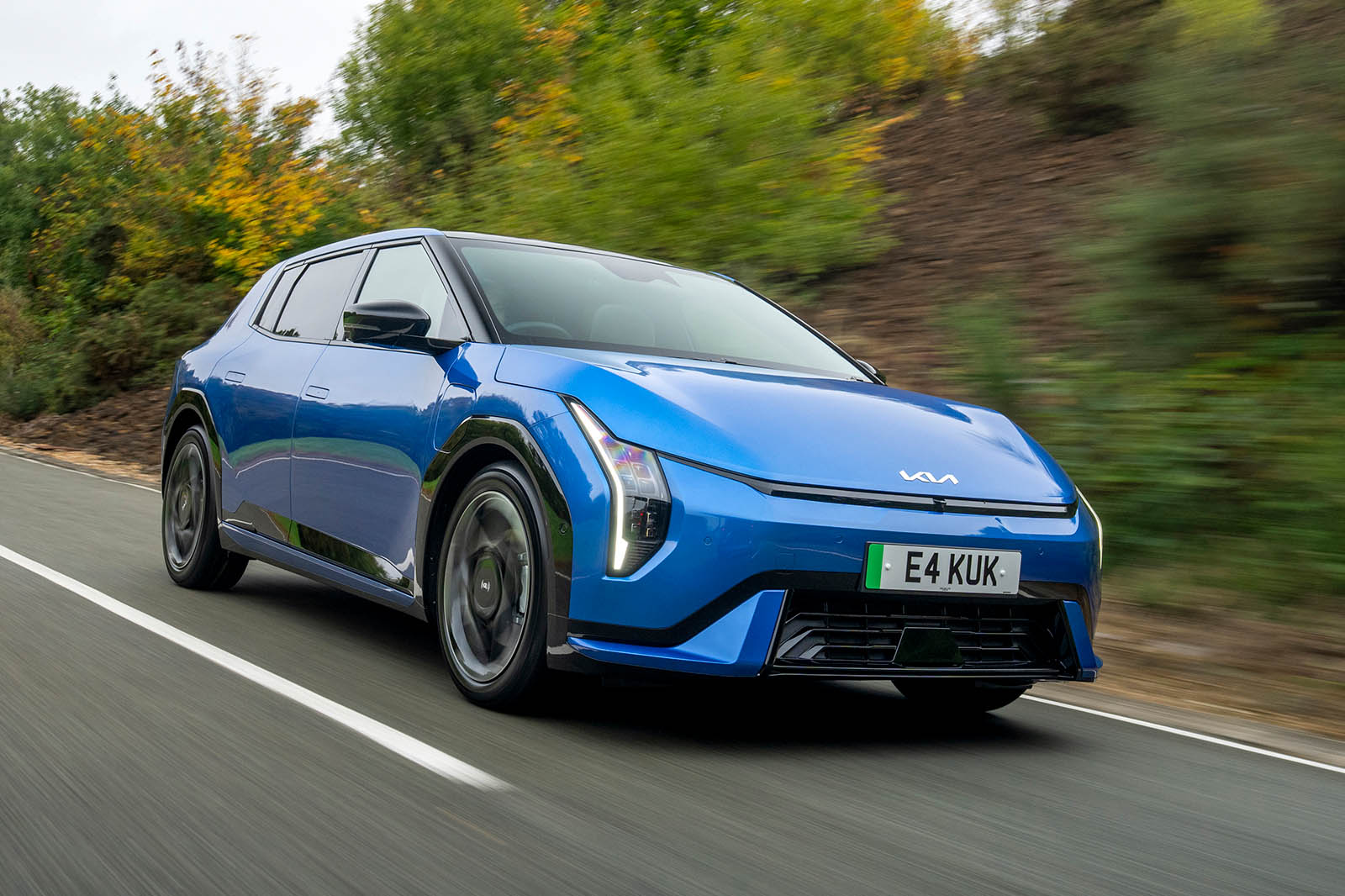 نمای جلو کیا EV4 در حال حرکت