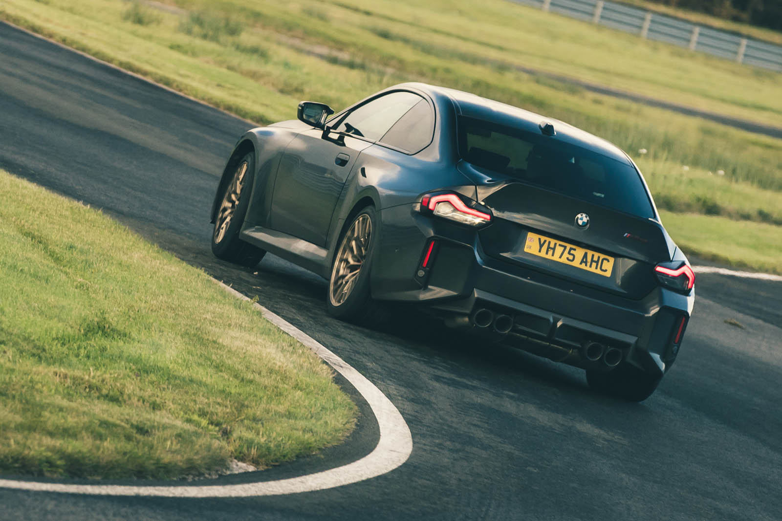 بی ام و M2 CS در پیچ با کنترل بدنه عالی