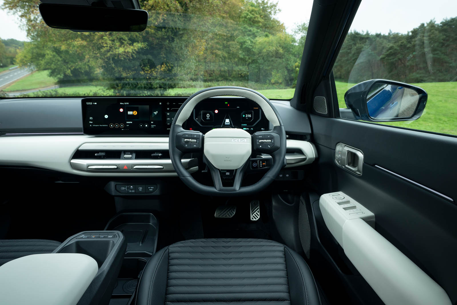 کابین مدرن و جادار کیا EV4