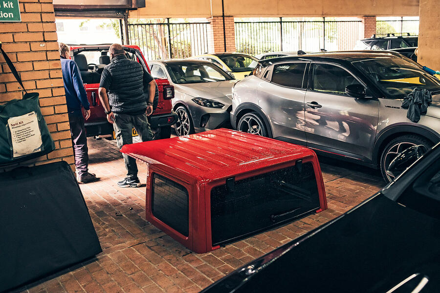 لذت رانندگی زیر باران با رنگلر باز جیپ رنگلر زیر باران بدون سقف