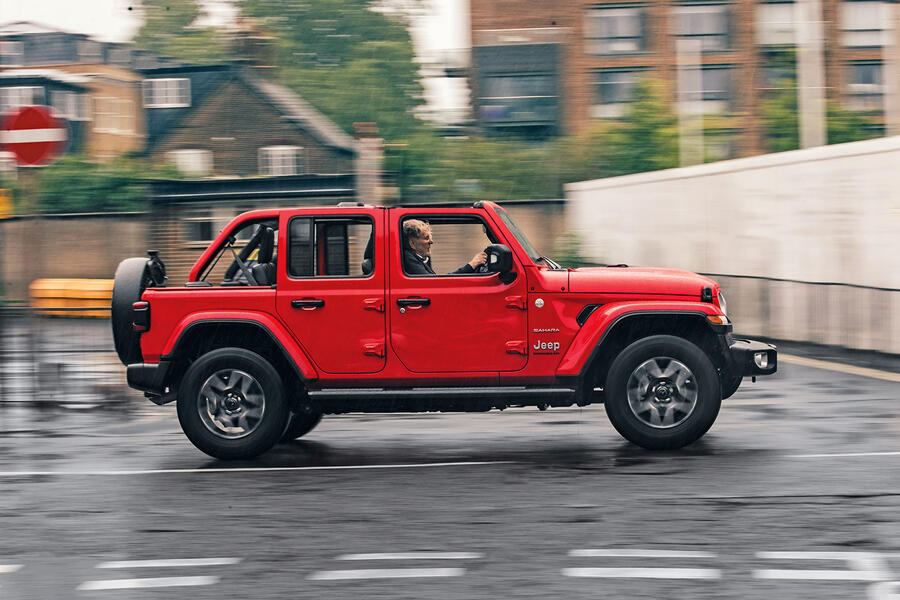 رنگلر صحرا از زاویه عقب نمای عقب جیپ رنگلر صحرا قرمز در طبیعت