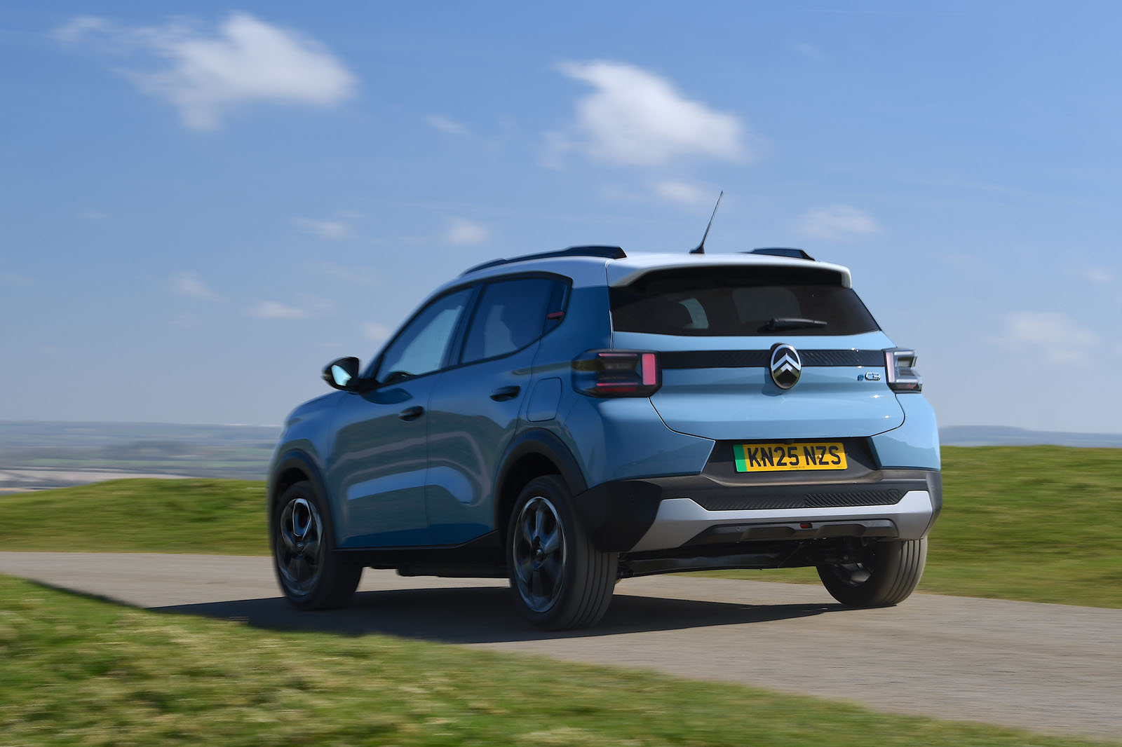 نمای عقب سیتروئن e-C3 در حال حرکت