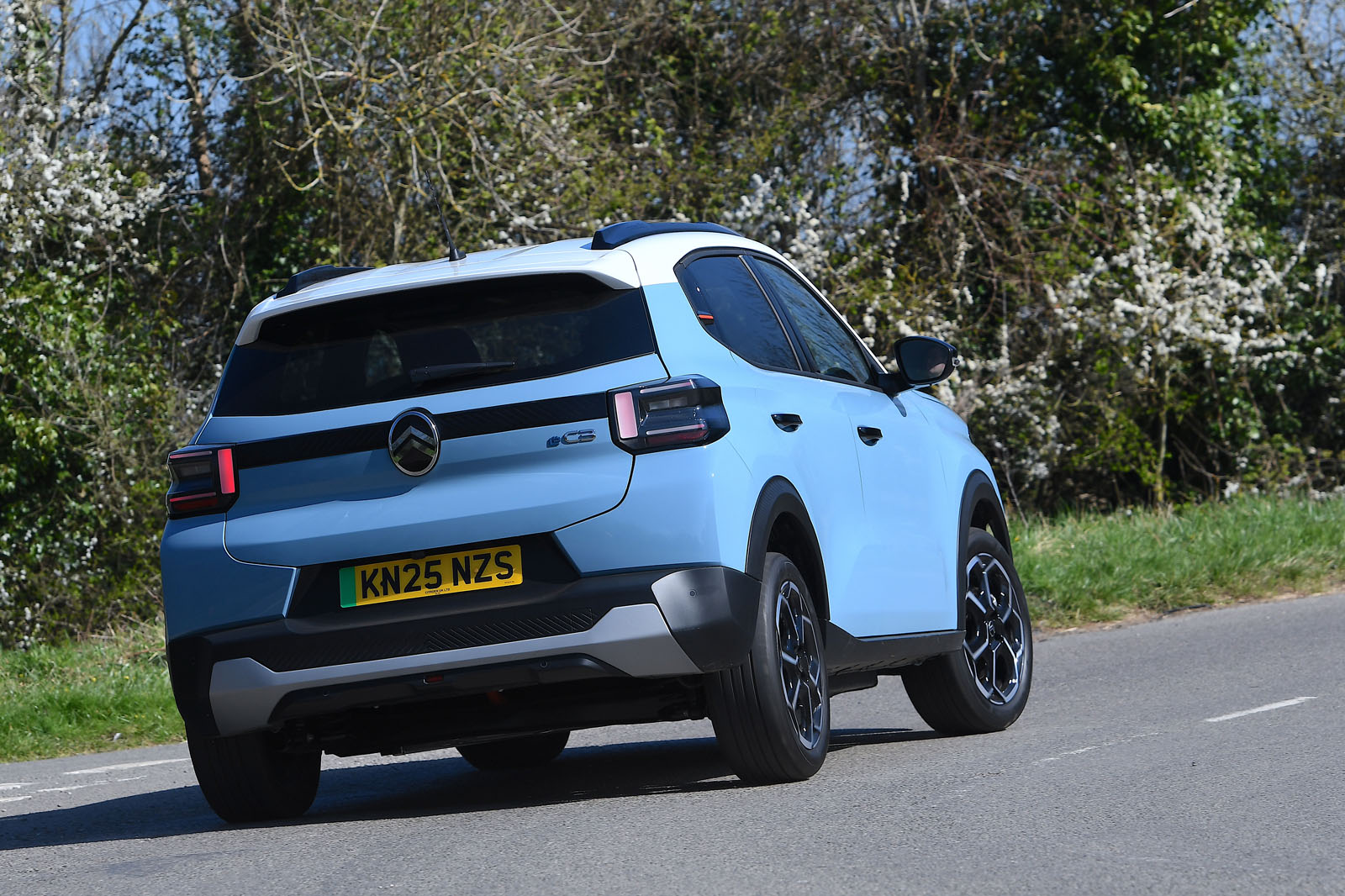 گوشه عقب سیتروئن e-C3 در پیچ