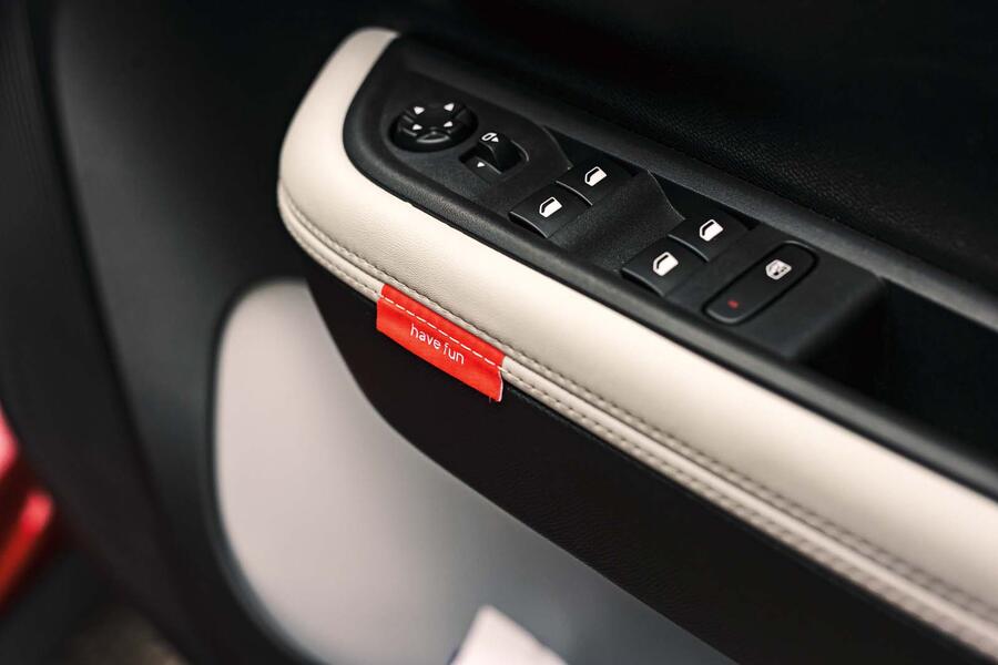 جزئیات داخلی سیتروئن e-C3