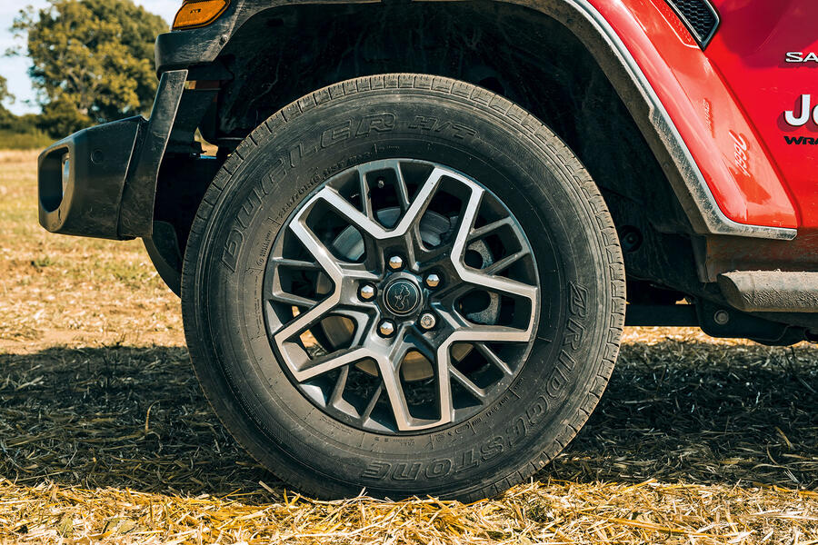 فضای داخلی ساده و کاربردی رنگلر داخل کابین جیپ رنگلر صحرا