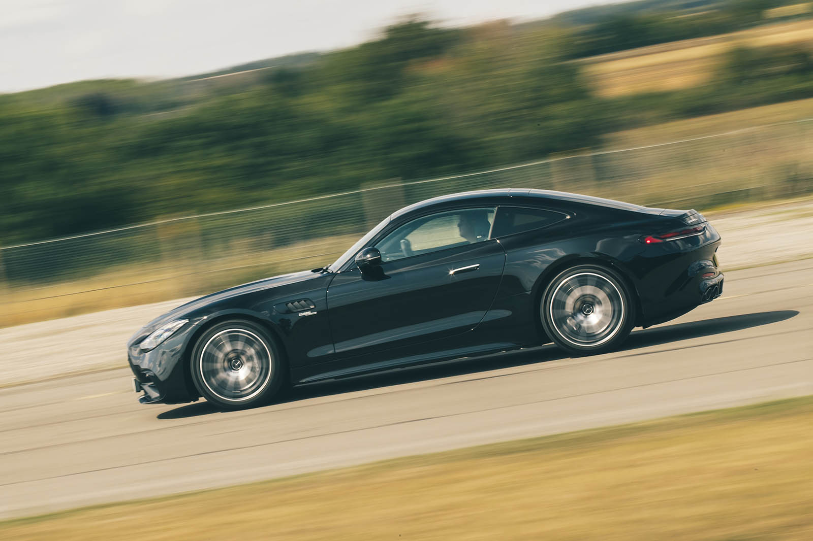 نمای جلو مرسدس AMG GT 43 با ورودیهای هوا