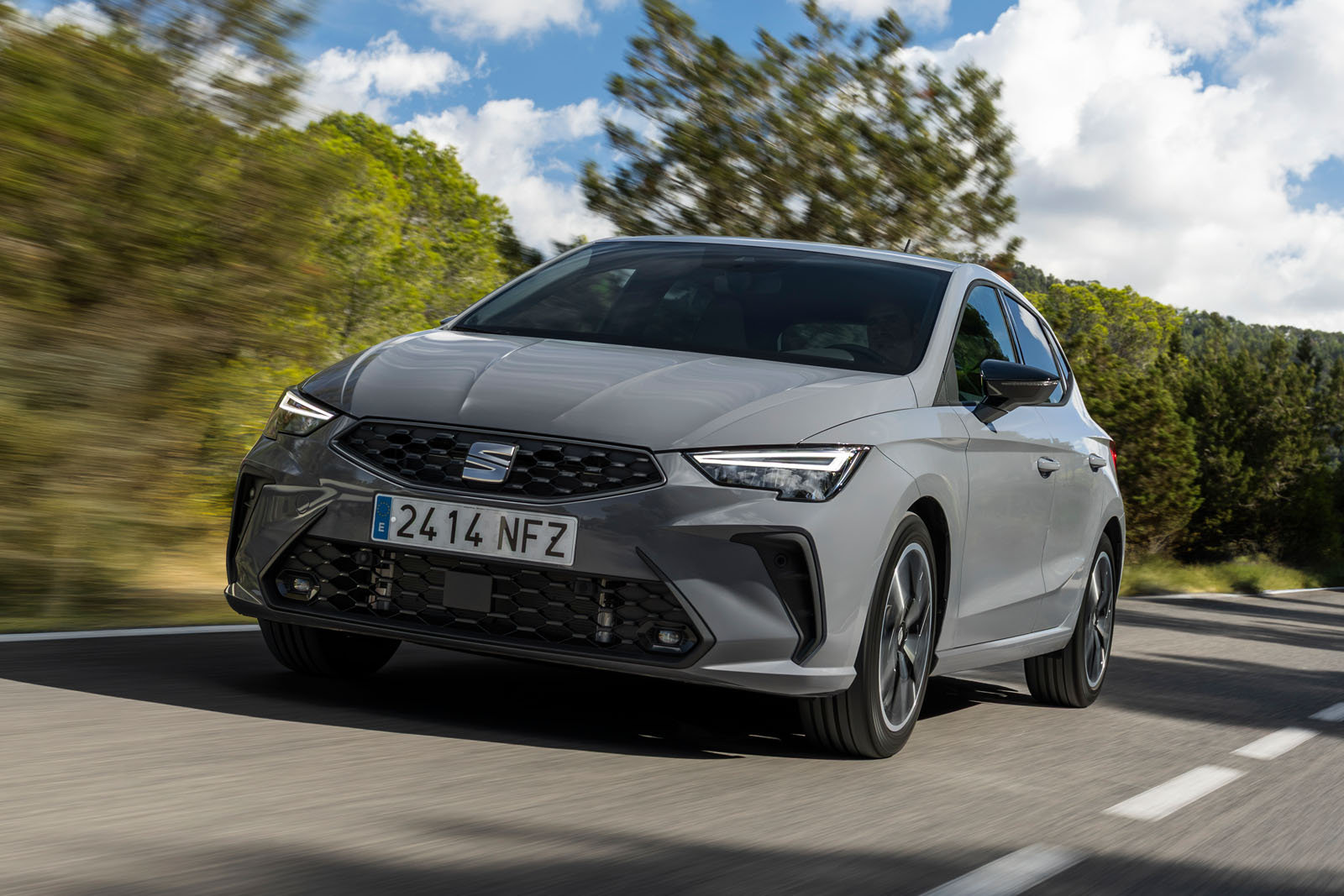 ایبیزا خاکستری در حال حرکت از زاویه سه‌چهارم جلو