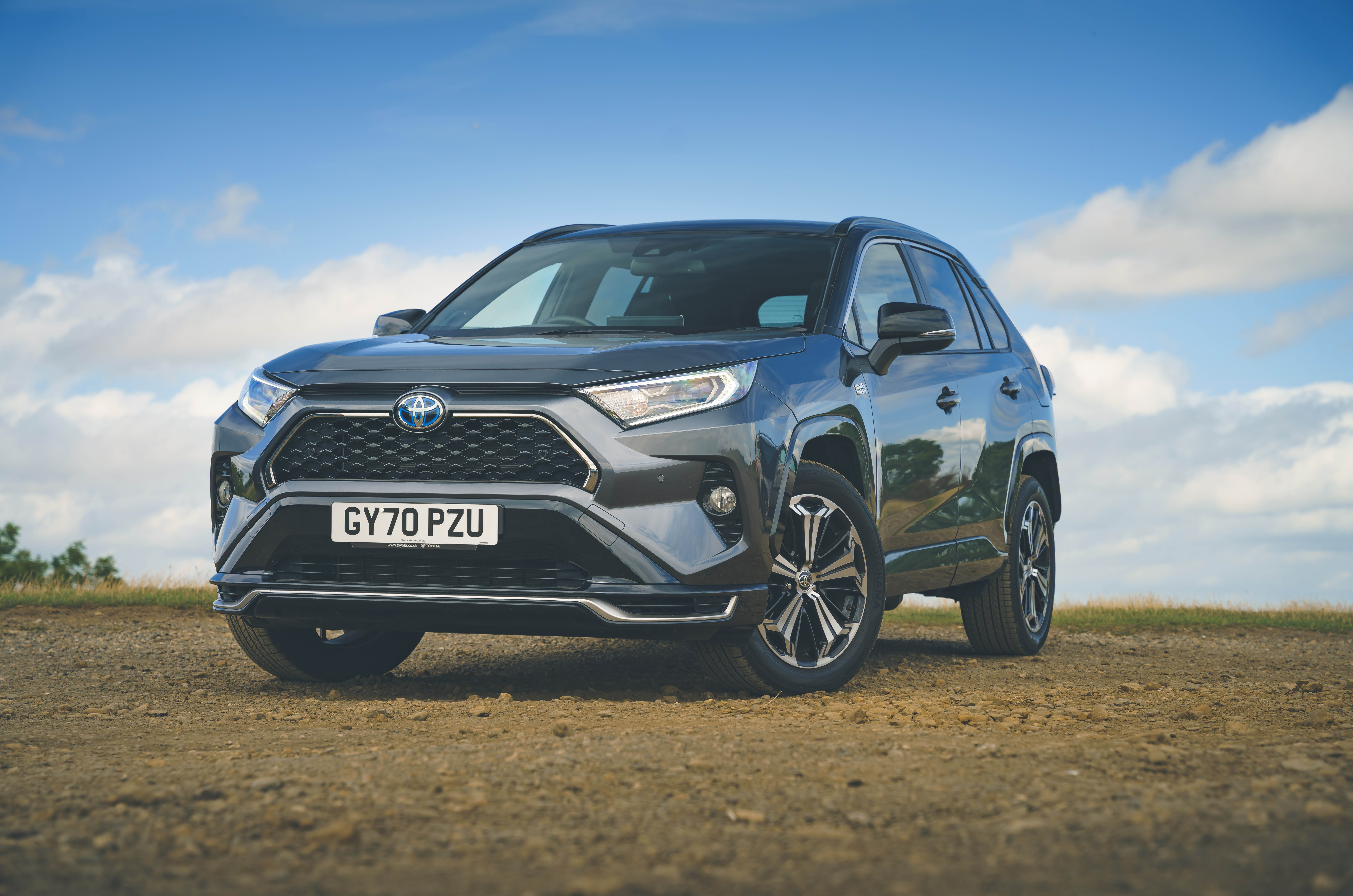 نمای ثابت تویوتا RAV4 از جلو