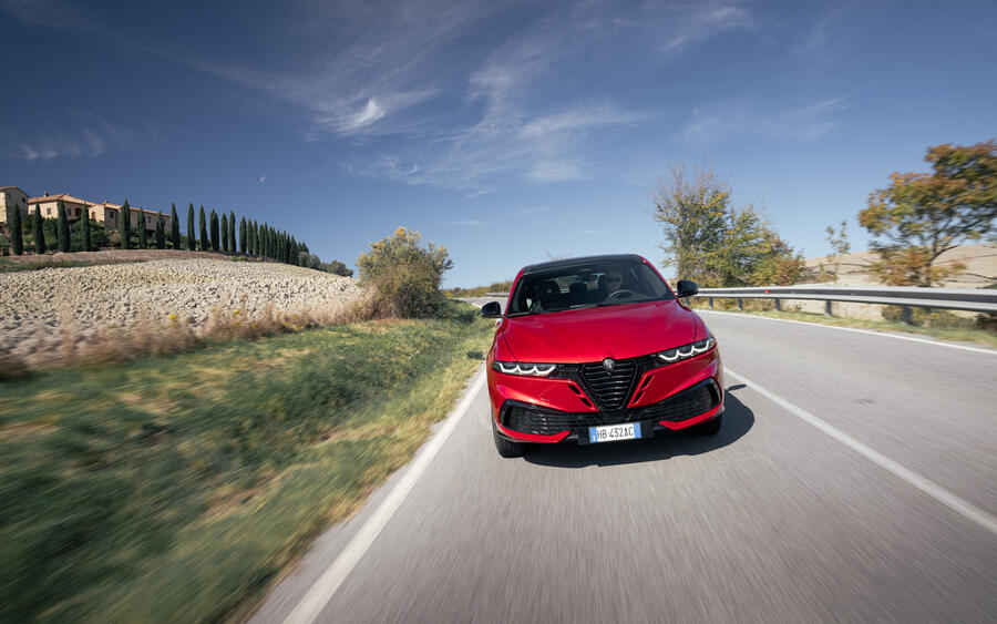 توناله فیسلیفت با طراحی جدید جلو آلفارومئو توناله ۲۰۲۵ در حال حرکت از نمای جلو