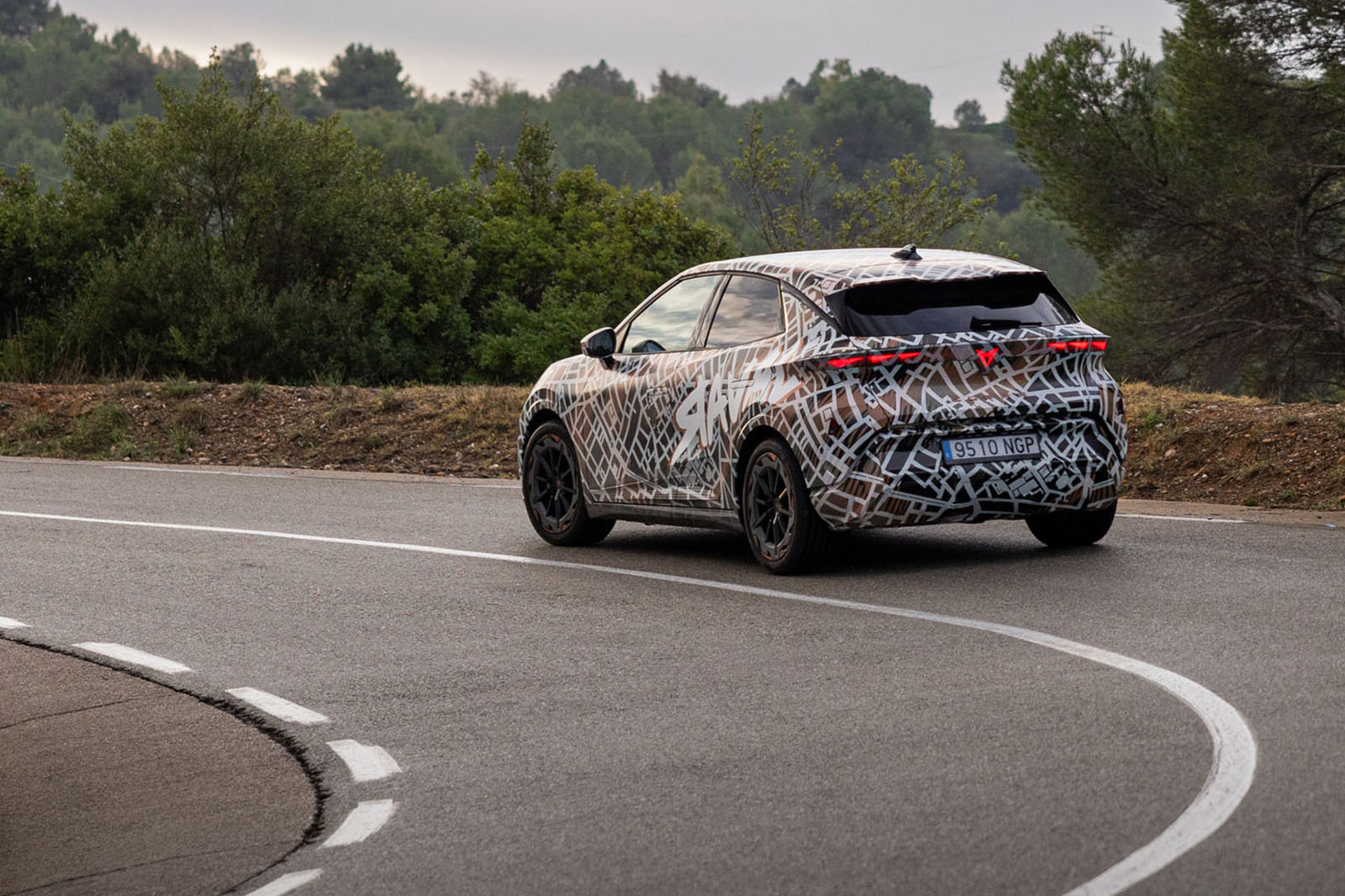 نمای جلو کوپرا راوال با چراغهای ماتریکس LED