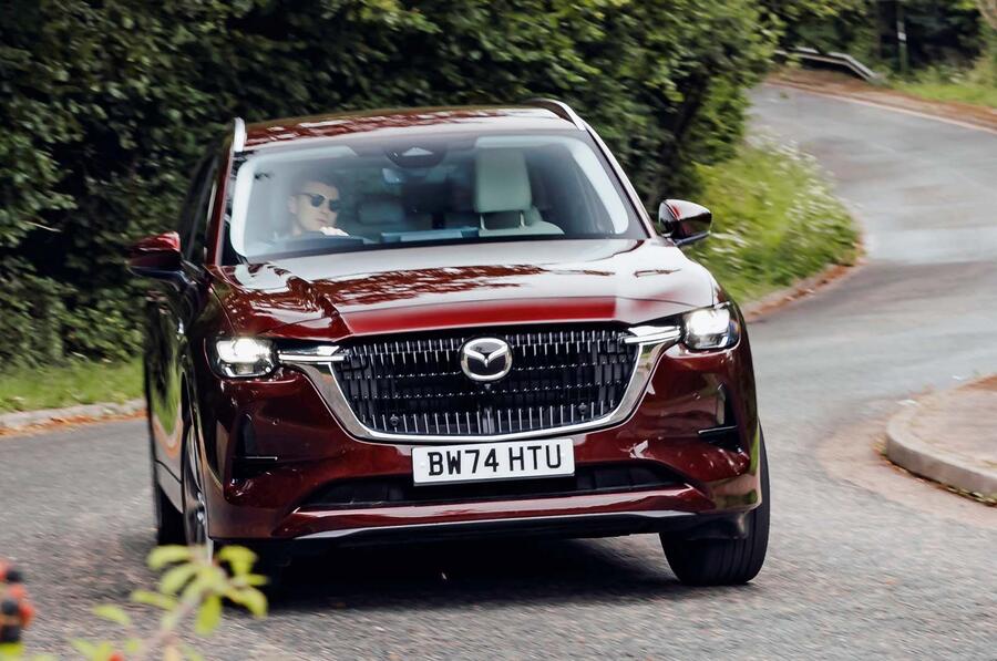 نمای جلو مزدا CX-80 در حال حرکت