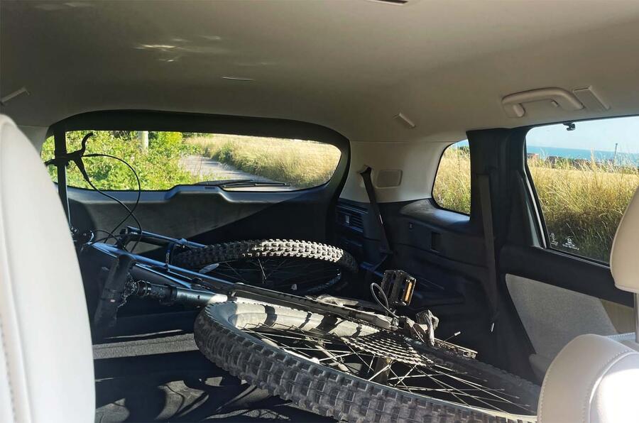 فضای بار مزدا CX-80 با صندلیهای خوابانده