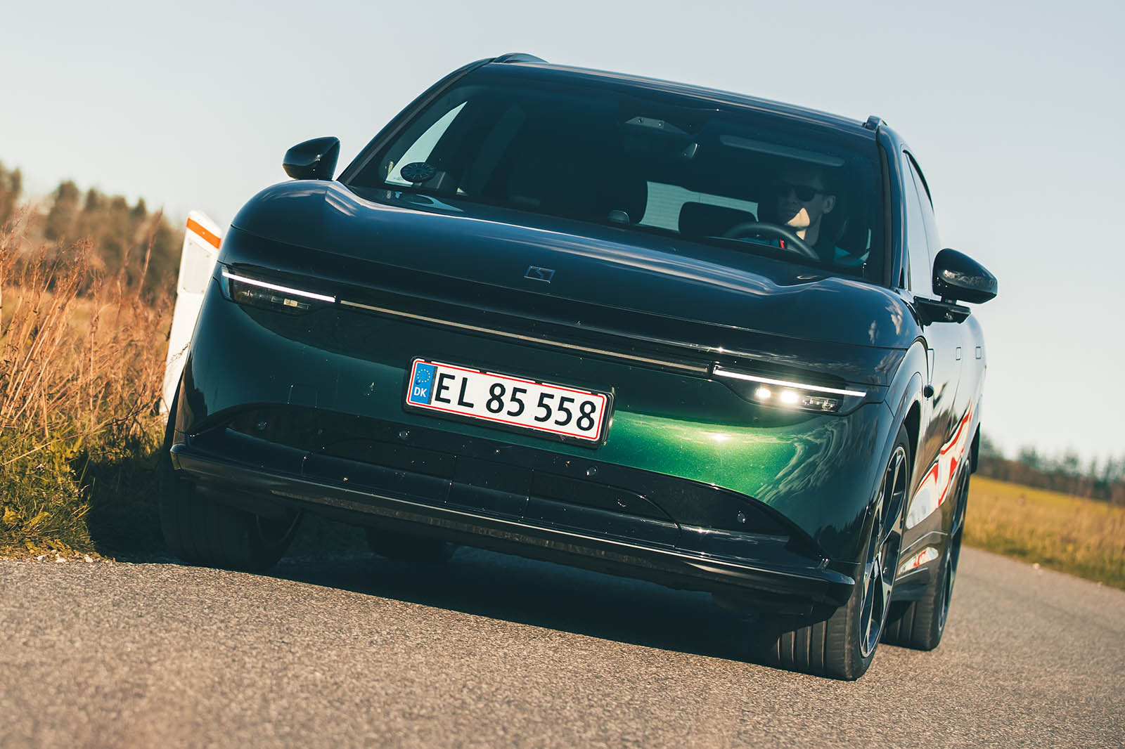 نمای جلو و جانبی زیکر 7X مدل 2025 زیکر 7X 2025 در حال حرکت در جاده