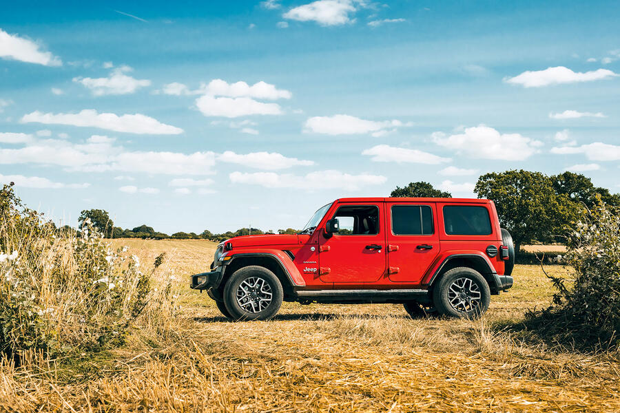 رنگلر در حال بلعیدن دستاندازها جیپ رنگلر در حال عبور از دستاندازهای شدید