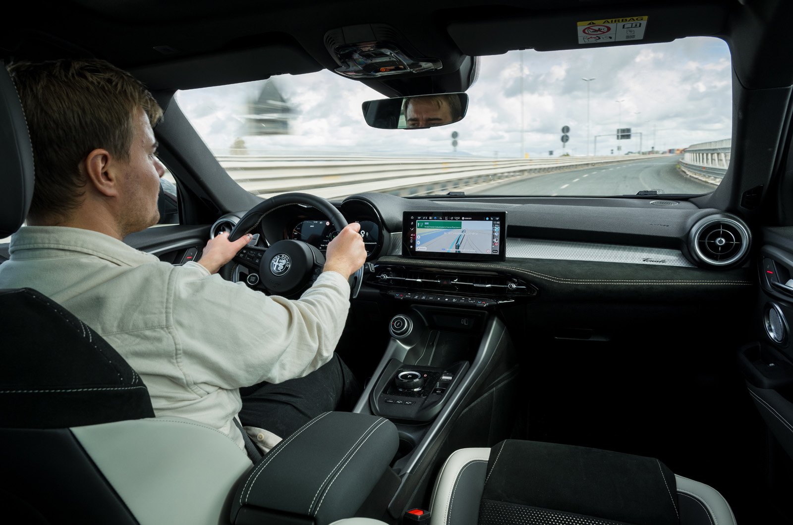 داخلی اسپرت و جذاب توناله کابین آلفارومئو توناله با روکش چرم قرمز