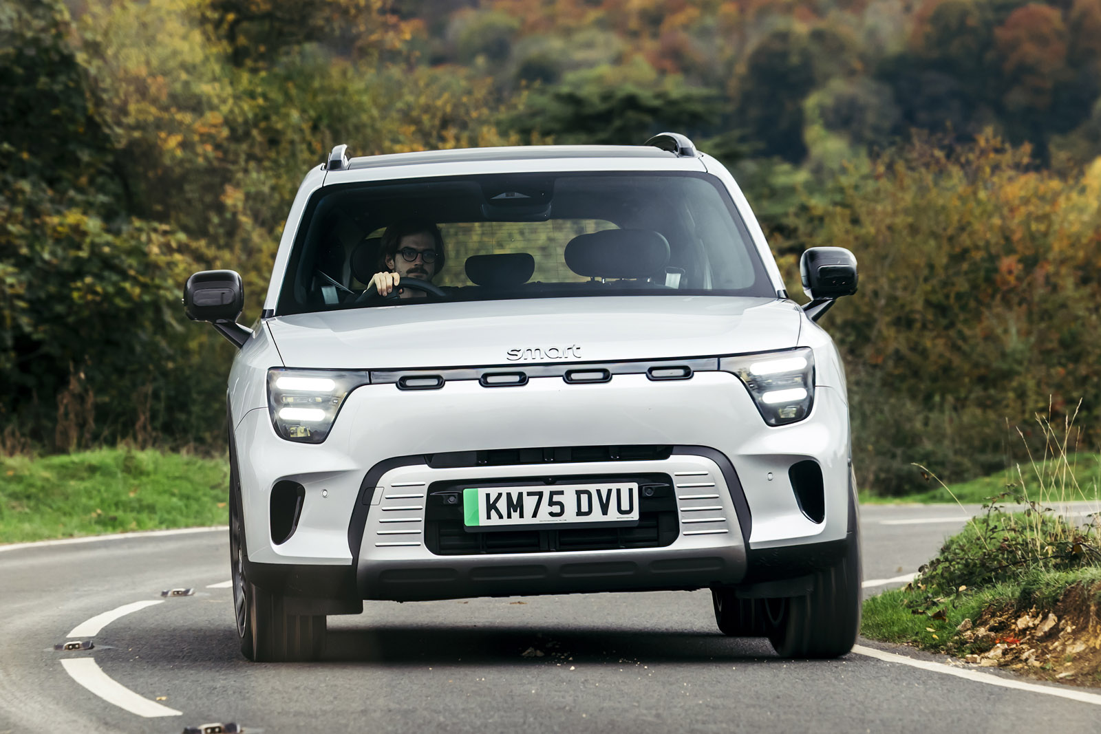 نمای جلو اسمارت #5 2025 در حال پیچیدن