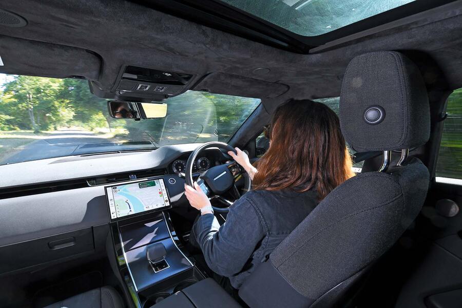 داخل کابین رنج روور اووک اتوبیوگرافی کابین مینیمال و لوکس رنج روور اووک با صفحه نمایش بزرگ