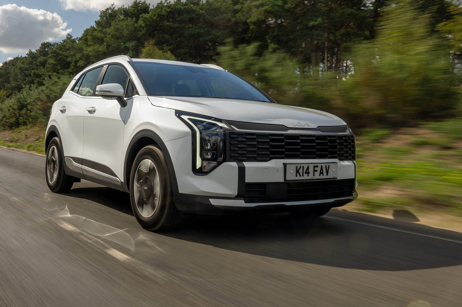 نمای جلو کیا اسپورتیج 2025 فیس‌لیفت با جلوپنجره بزرگ و چراغ‌های Star Map