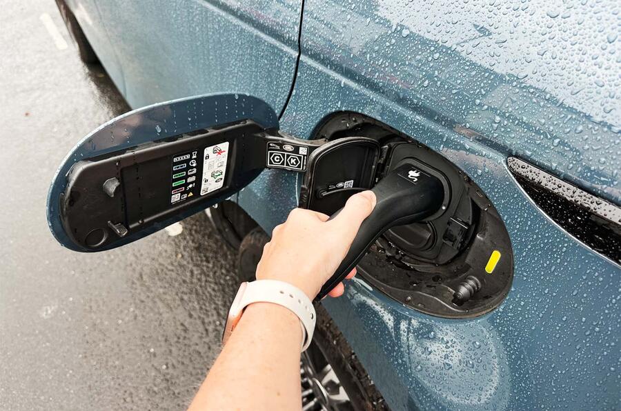 شارژ کردن اووک PHEV رنج روور اووک در حال شارژ پلاگین هیبرید