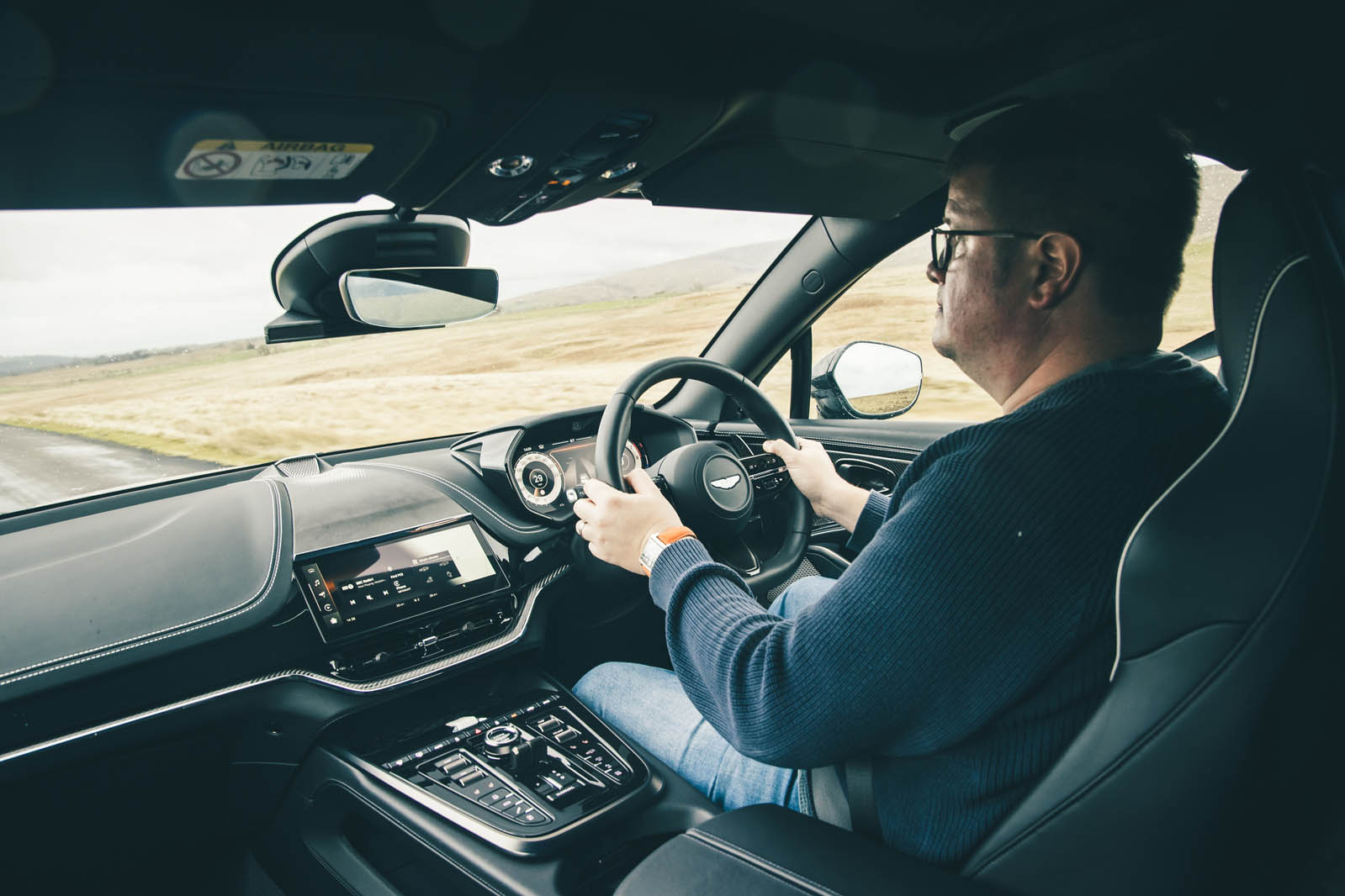 کابین تمام چرم و کربن براق آستون مارتین DBX S