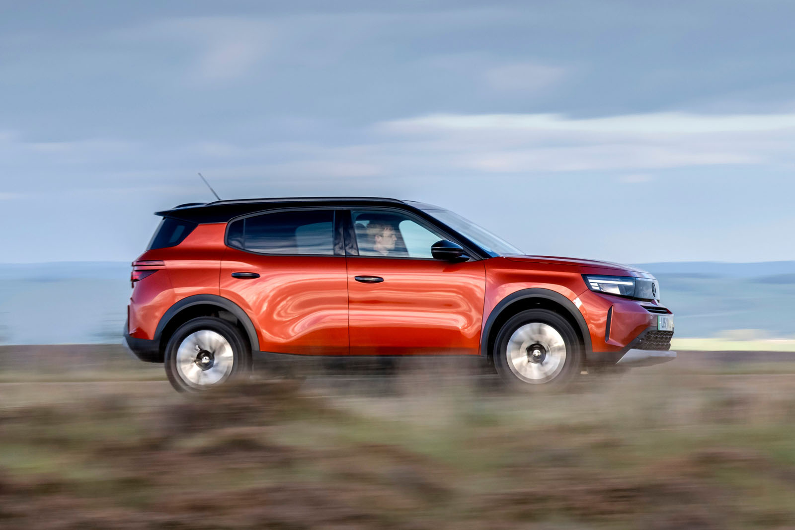 نمای جانبی فرونترا الکتریک در حال حرکت