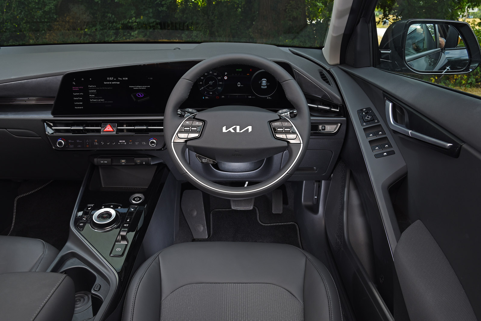 کابین و داشبورد مدرن کیا نیرو EV