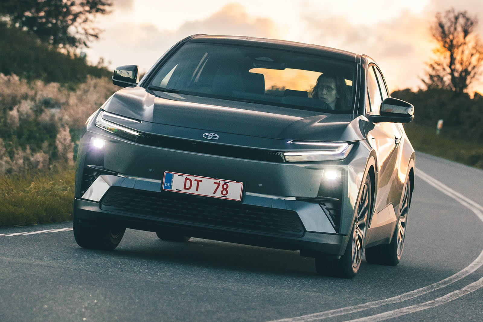 تویوتا C-HR+ نمای جلو